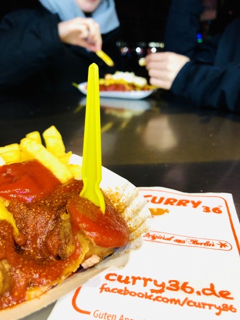 Comer barato en Berlín currywurst
